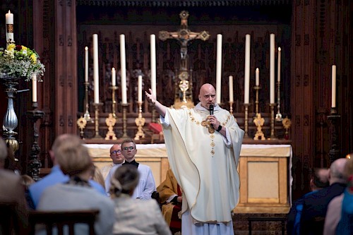 NAJPIERW KOCHAJ, POTEM DYSKUTUJ - vlog o.&nbsp;Sustaka poświęcony naszej parafii